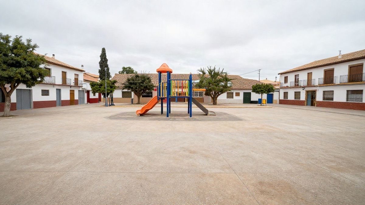 Imagen ilustrativa: patio de una escuela genérica con una persona al fondo y mucho espacio vacío