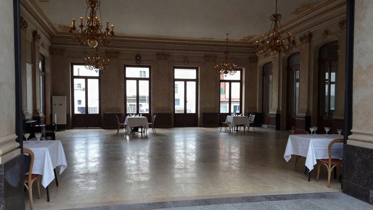 Imagen ilustrativa: interior de una sala de baile histórica con lámparas doradas y mesas con cócteles, vacía.