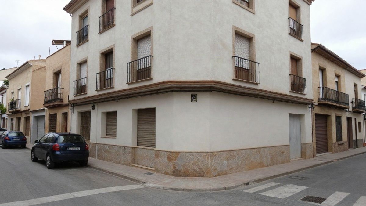 Imagen ilustrativa: fachada de un edificio de viviendas en una calle de Badalona.