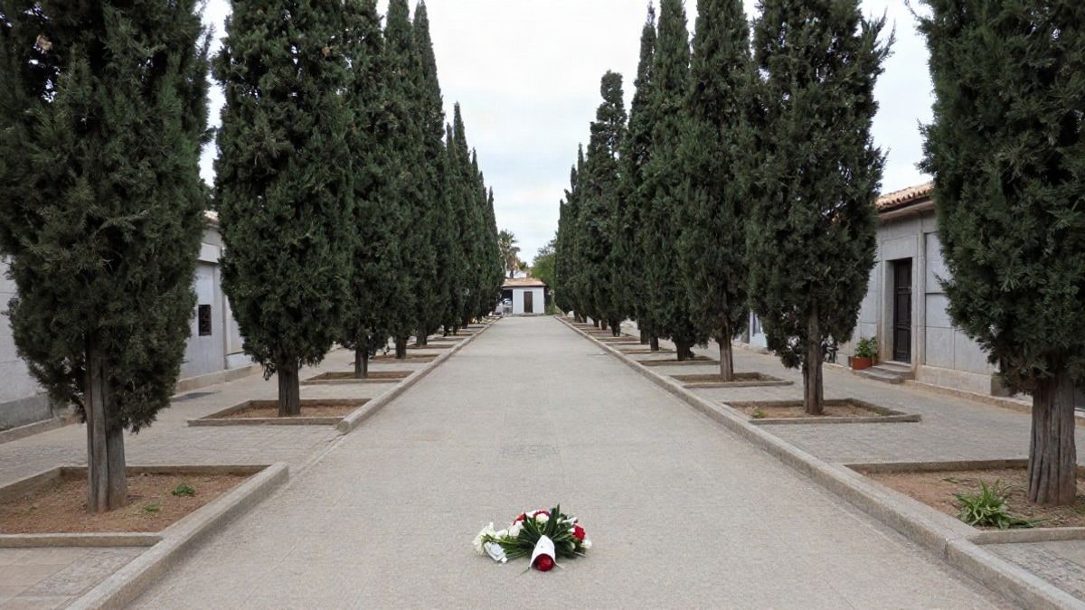 Imagen ilustrativa: un espacio memorial en un cementerio con árboles y una ofrenda floral en el suelo