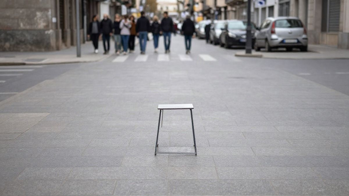 Imagen ilustrativa: un pequeño quiosco cerrado en una esquina de calle con fachadas de edificios al fondo