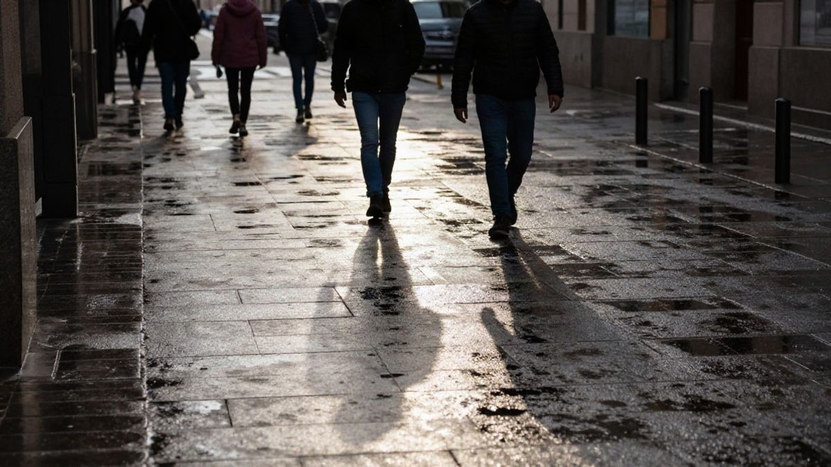 Imagen ilustrativa: calle urbana mojada después de la lluvia con reflejos en el asfalto