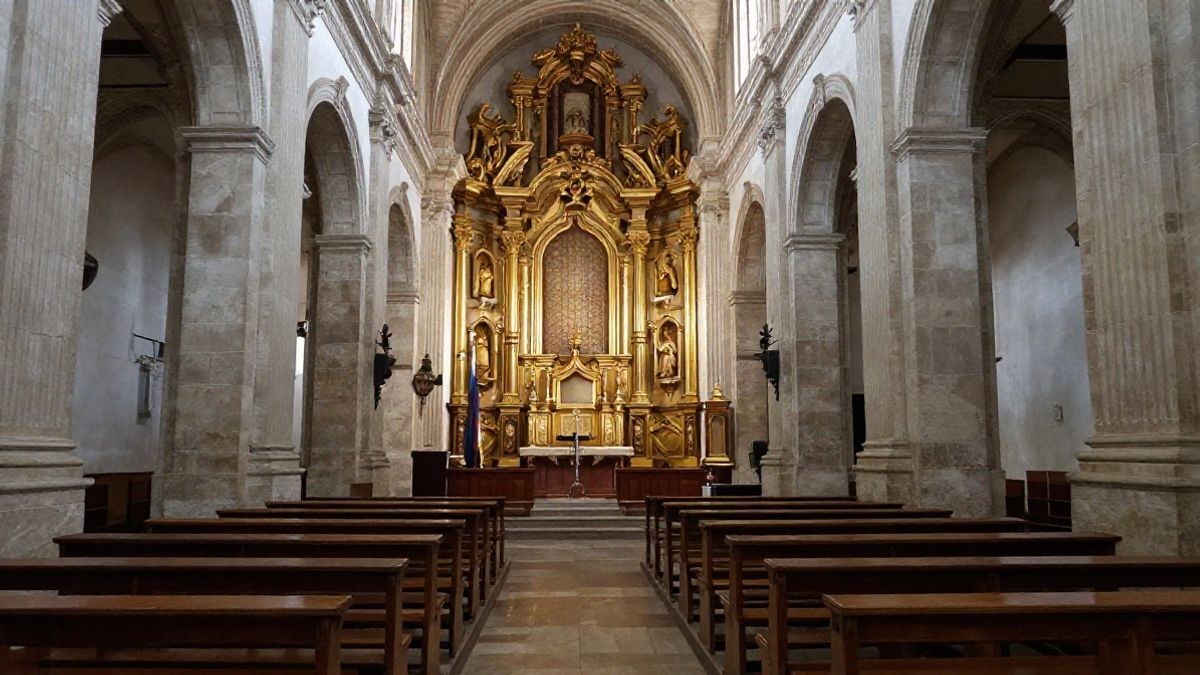 Imagen ilustrativa: interior de una iglesia barroca con retablo dorado y bancos vacíos