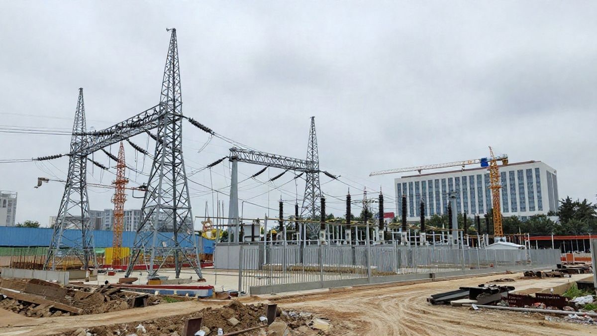 Imagen ilustrativa: obras de una subestación eléctrica con torres de alta tensión en un entorno urbano.