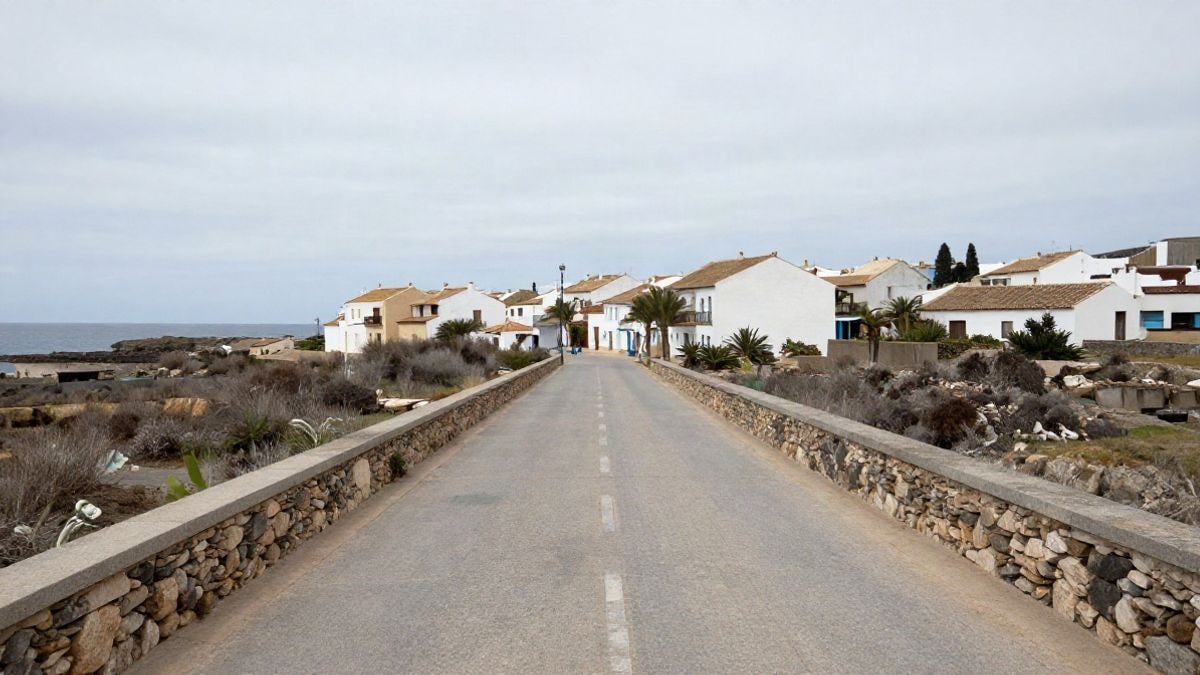 Imagen ilustrativa: camino de acceso a un pueblo costero mediterráneo con muros de piedra baja