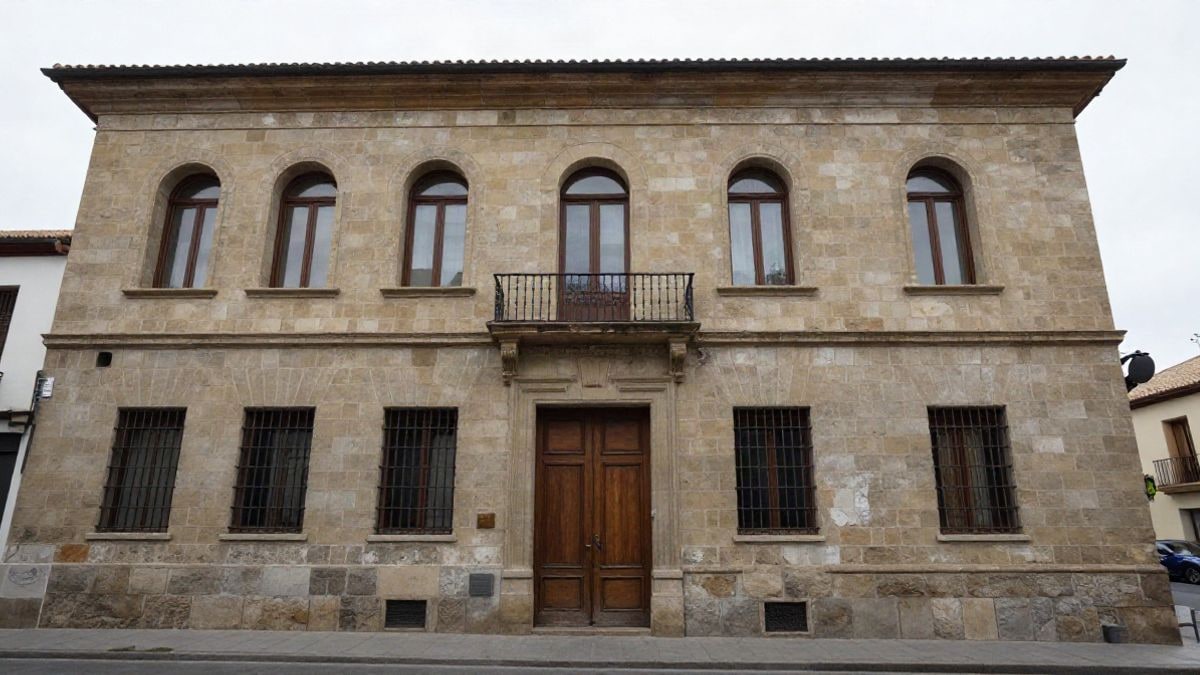 Imagen ilustrativa: fachada de un edificio institucional genérico con ventanas en arco y cielo despejado