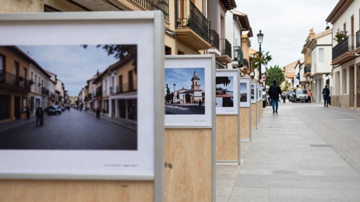 Imagen ilustrativa: fotografías expuestas en paneles al aire libre en una calle peatonal