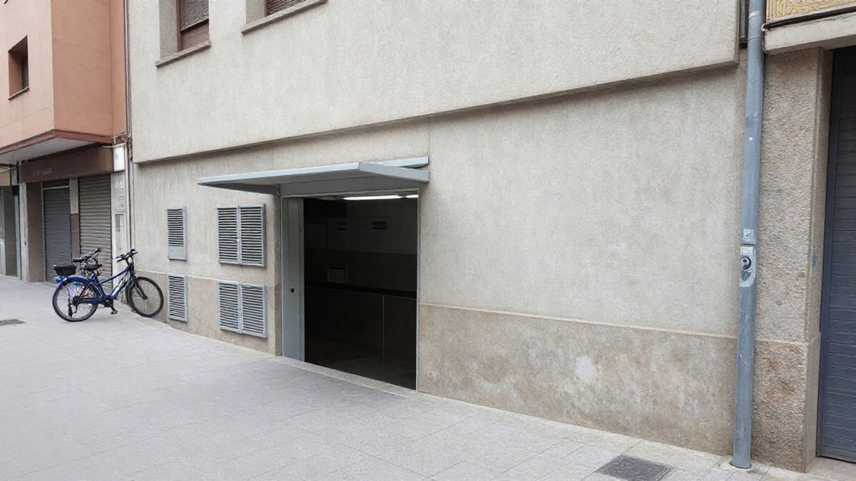 Imagen ilustrativa: acceso soterrado a una central urbana de climatización en una acera con rejillas de ventilación