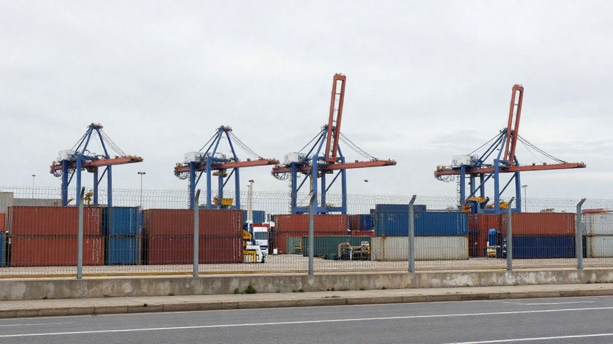 Imagen ilustrativa: grúas portuarias en una terminal de contenedores bajo un cielo nublado.