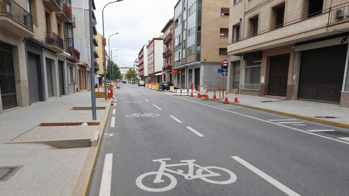 Imagen ilustrativa: gran angular de una avenida urbana genérica en obras con marcas de carril bici y plazas de aparcamiento