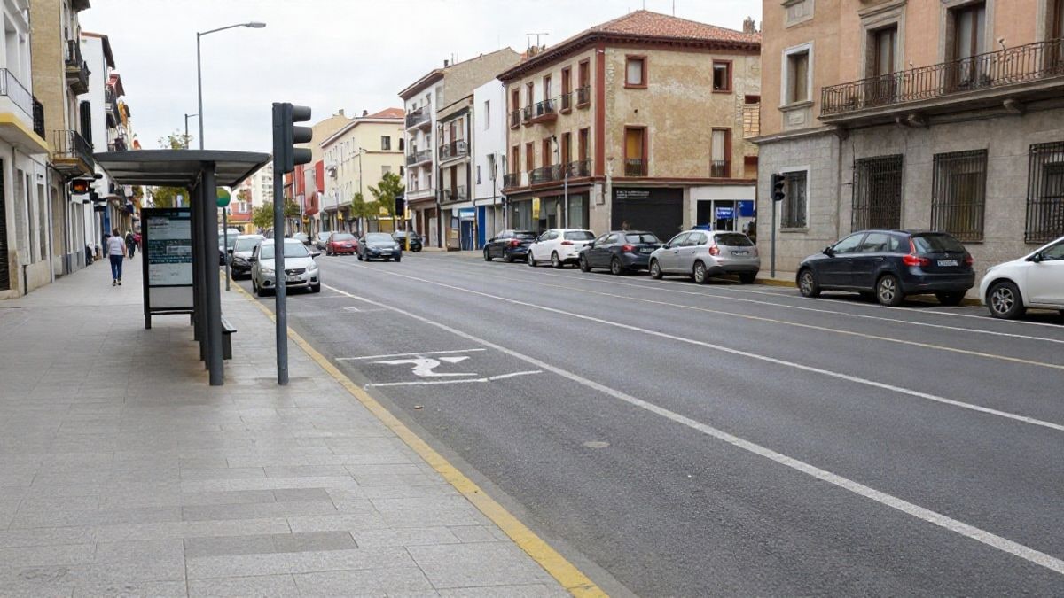 Imagen ilustrativa: una avenida urbana ancha con carriles de tráfico y carril bus en una ciudad española genérica