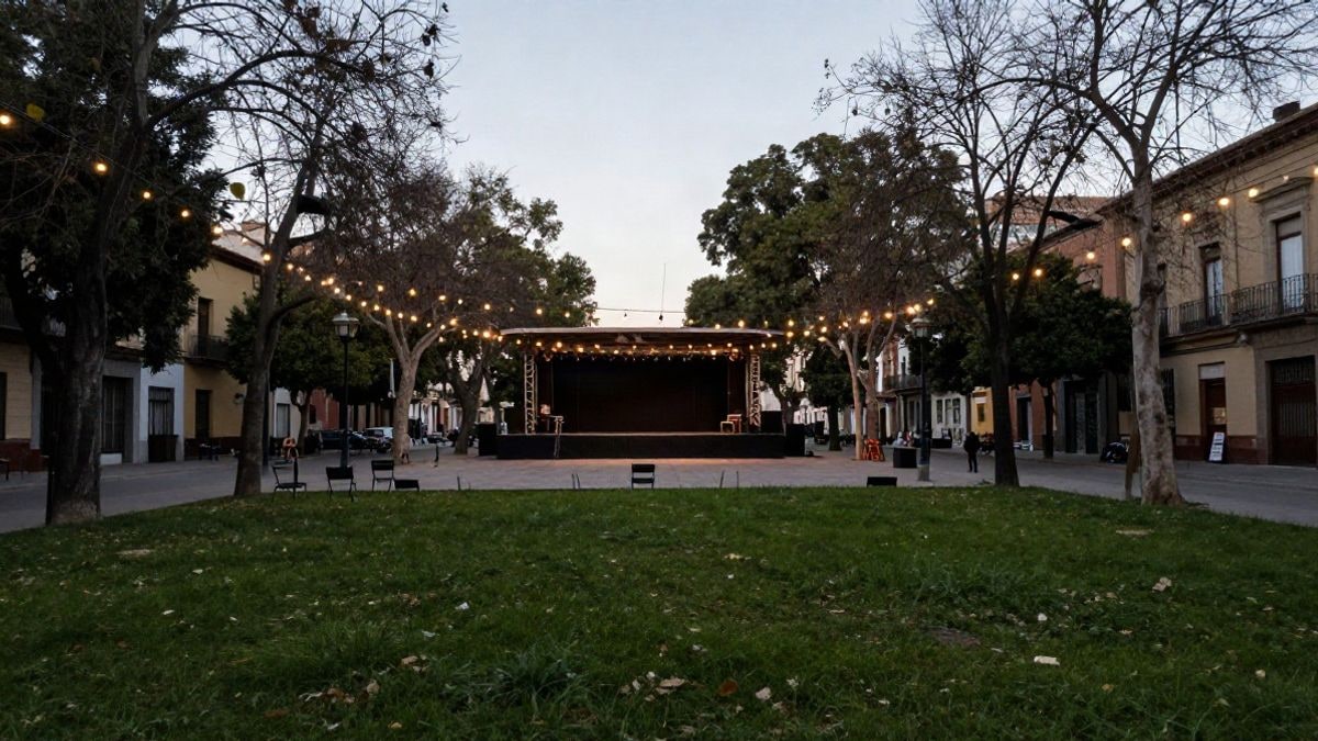 Imagen ilustrativa: un parque urbano con un pequeño escenario al fondo y luces colgadas entre los árboles
