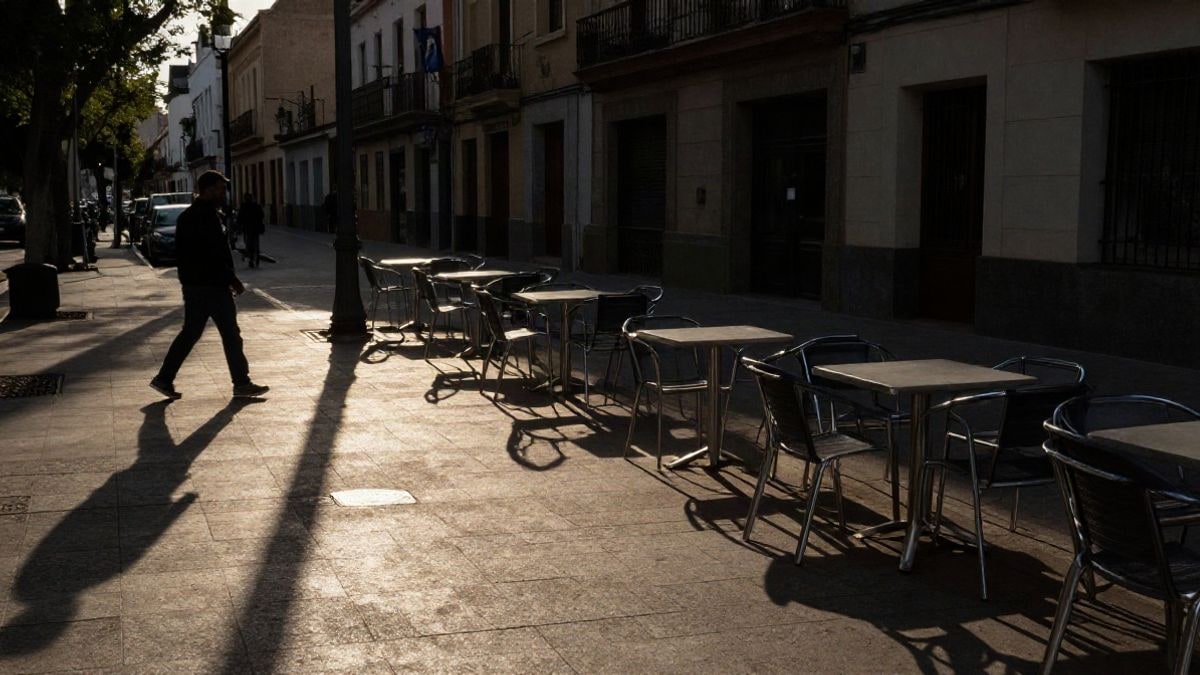 Imagen ilustrativa: mesas y sillas apiladas en la terraza de un bar de parque al atardecer