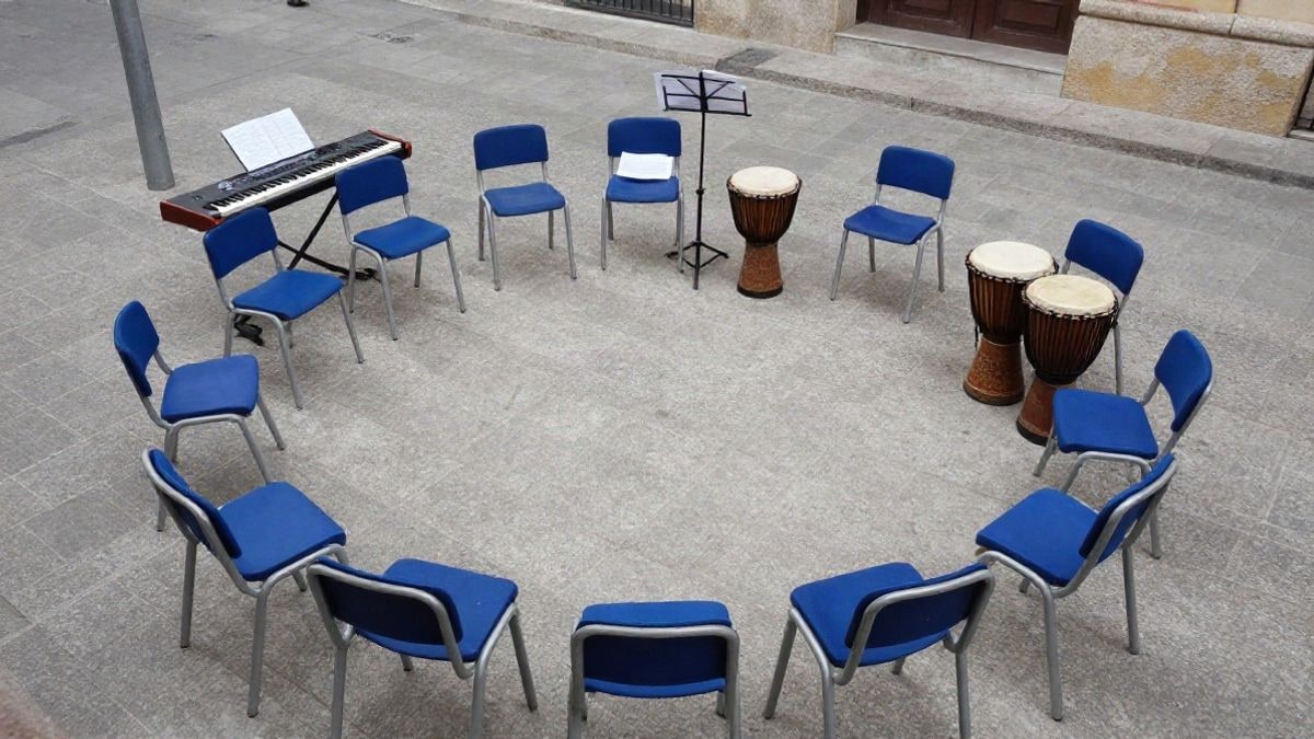 Imagen ilustrativa: vista cenital de un aula de música con sillas en círculo e instrumentos