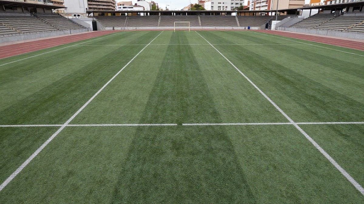 Imagen ilustrativa: campo de deportes municipal con césped artificial y líneas que convergen hacia las porterías