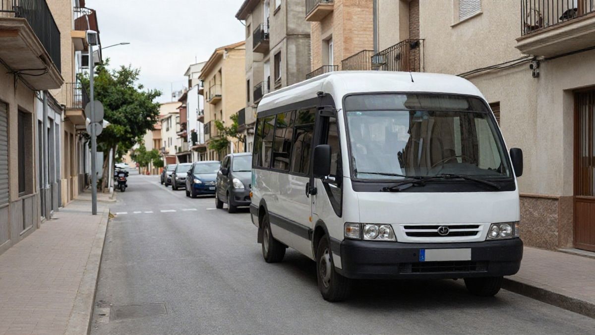 Imagen ilustrativa: un minibús eléctrico aparcado en una calle residencial de Barcelona