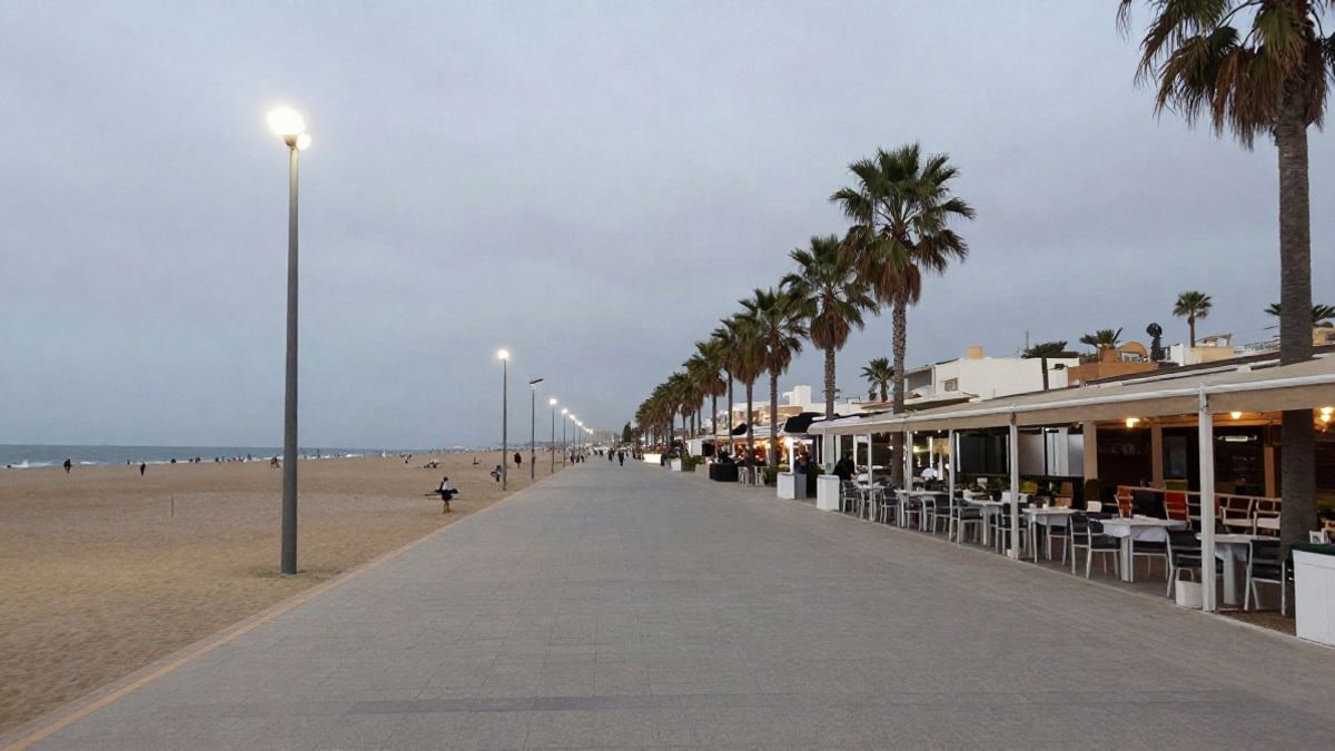 Imagen ilustrativa: paseo marítimo con terrazas vacías al atardecer