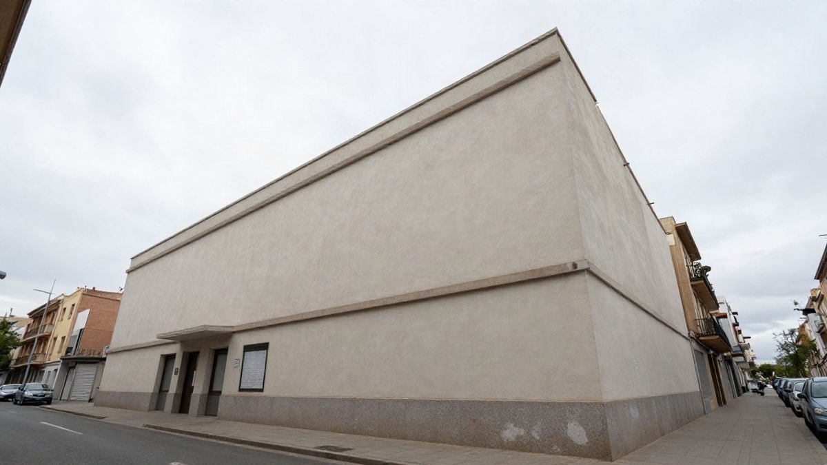 Imagen ilustrativa: ángulo bajo de la fachada de un edificio municipal genérico con cielo despejado al fondo