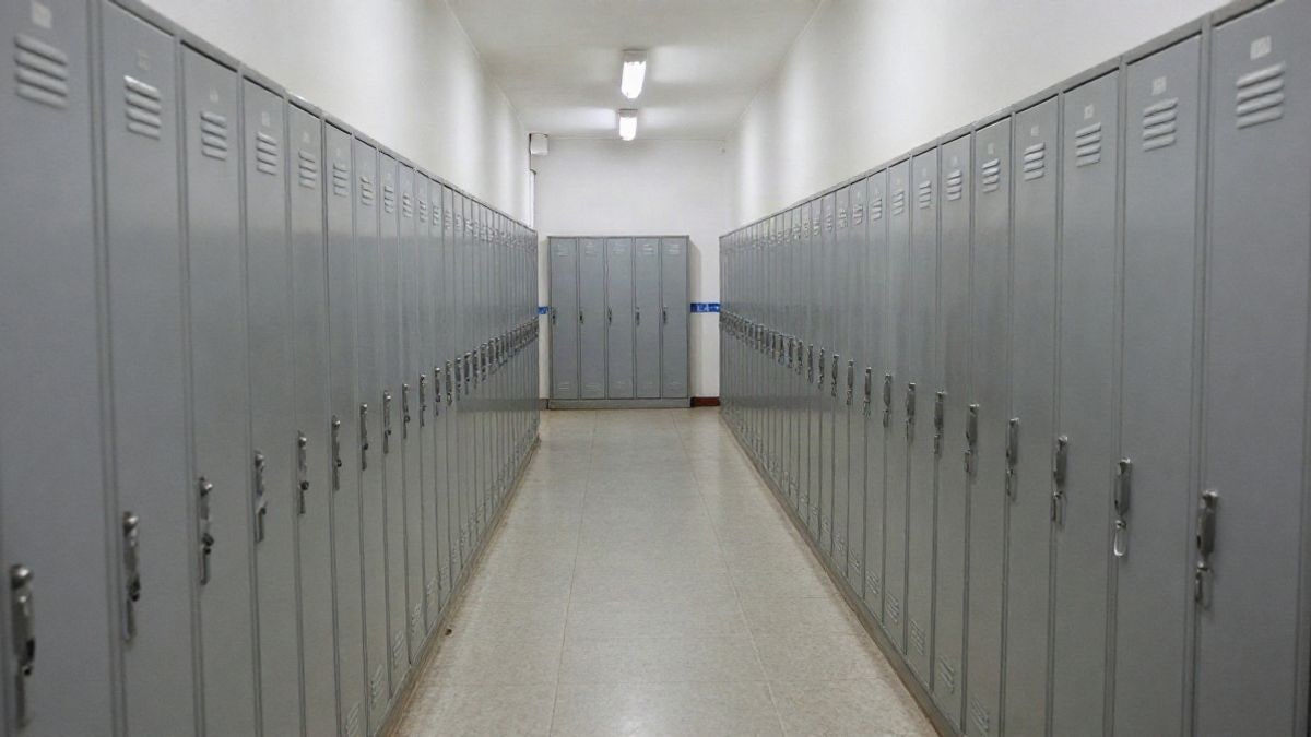 Imagen ilustrativa: pasillo de un instituto español con taquillas y puertas de aula, vacío y con luz diurna