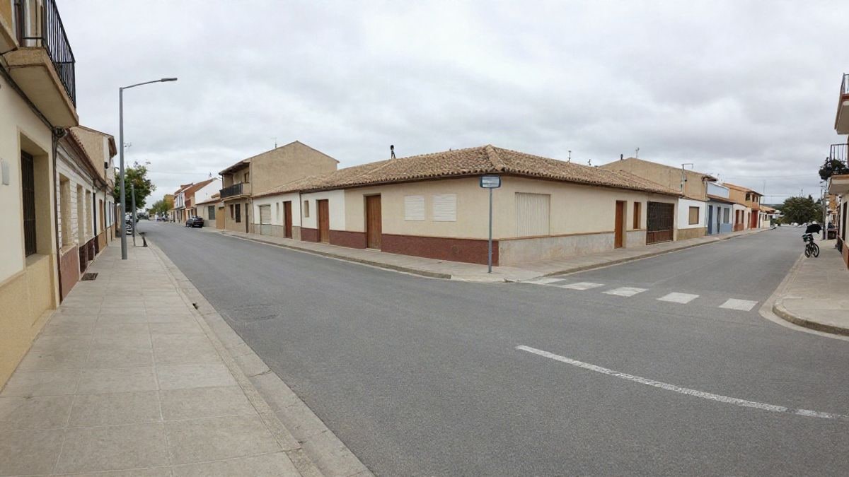Imagen ilustrativa: calle residencial con líneas de aparcamiento pintadas en el asfalto y acera vacía