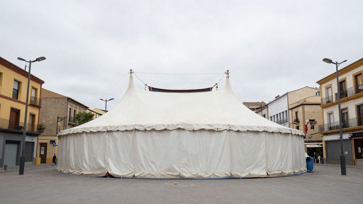Imagen ilustrativa: carpa de circo en una plaza pública con edificios alrededor