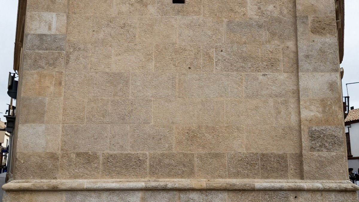 Imagen ilustrativa: detalle de la textura de piedra desgastada en la fachada de un edificio histórico