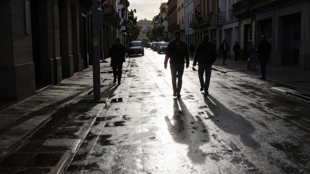 Imagen ilustrativa: calle urbana mojada con el agua corriendo hacia un imbornal