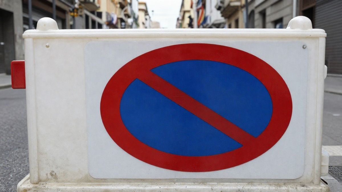 Imagen ilustrativa: barrera de tráfico y señal de prohibido aparcar en una calle genérica