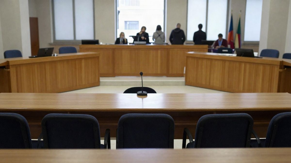 Imagen ilustrativa: sala de plenos municipal vacía con sillas y mesa de madera, sin personas