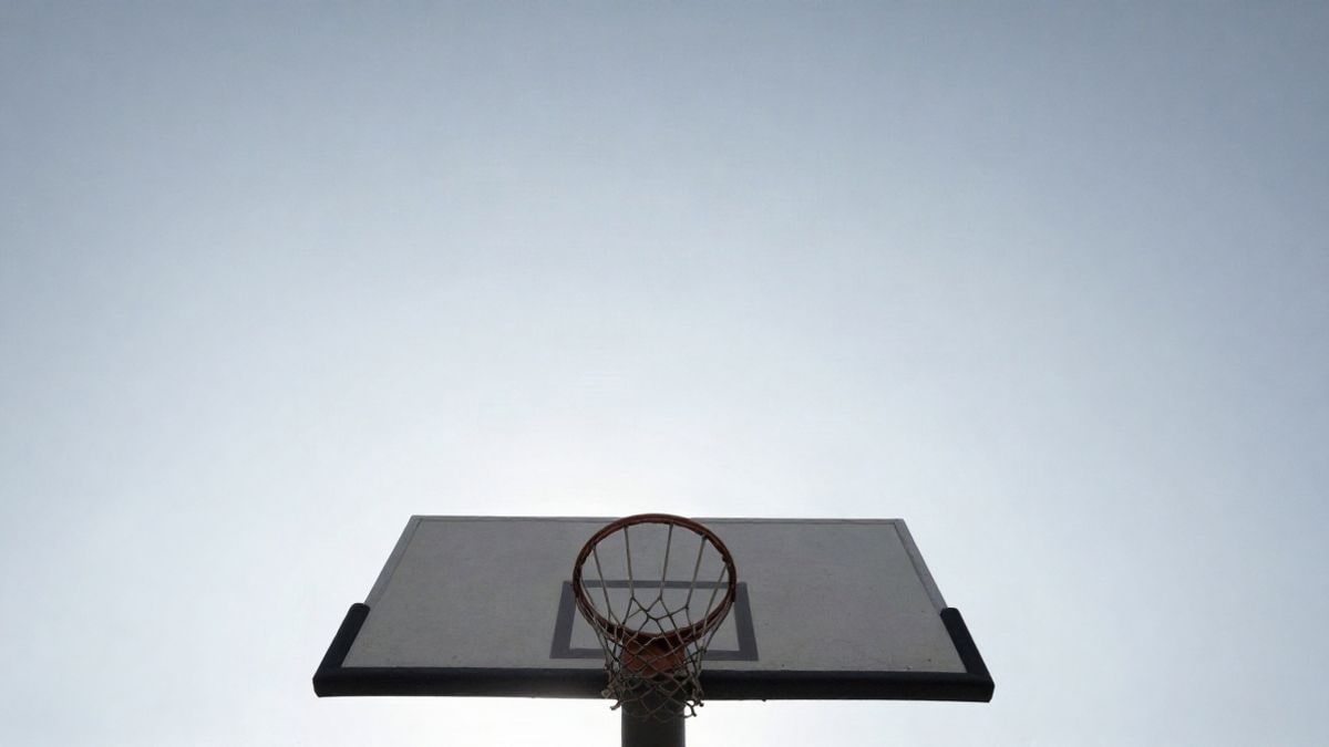 Imagen ilustrativa: canasta de baloncesto en una pista deportiva al aire libre bajo el cielo