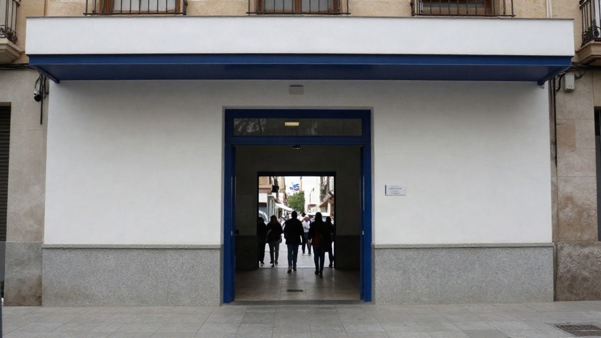 Imagen ilustrativa: entrada genérica de una comisaría de policía en una calle española con cielo nublado