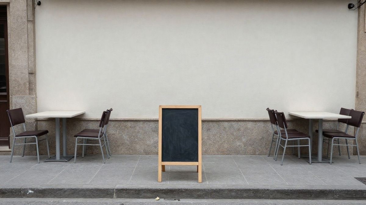 Imagen ilustrativa: pizarra de menú en la acera junto a mesas vacías de un restaurante