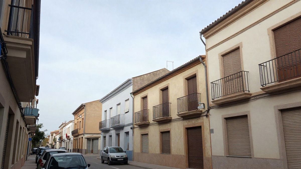 Imagen ilustrativa: fachadas de edificios residenciales vistas desde la calle con cielo despejado