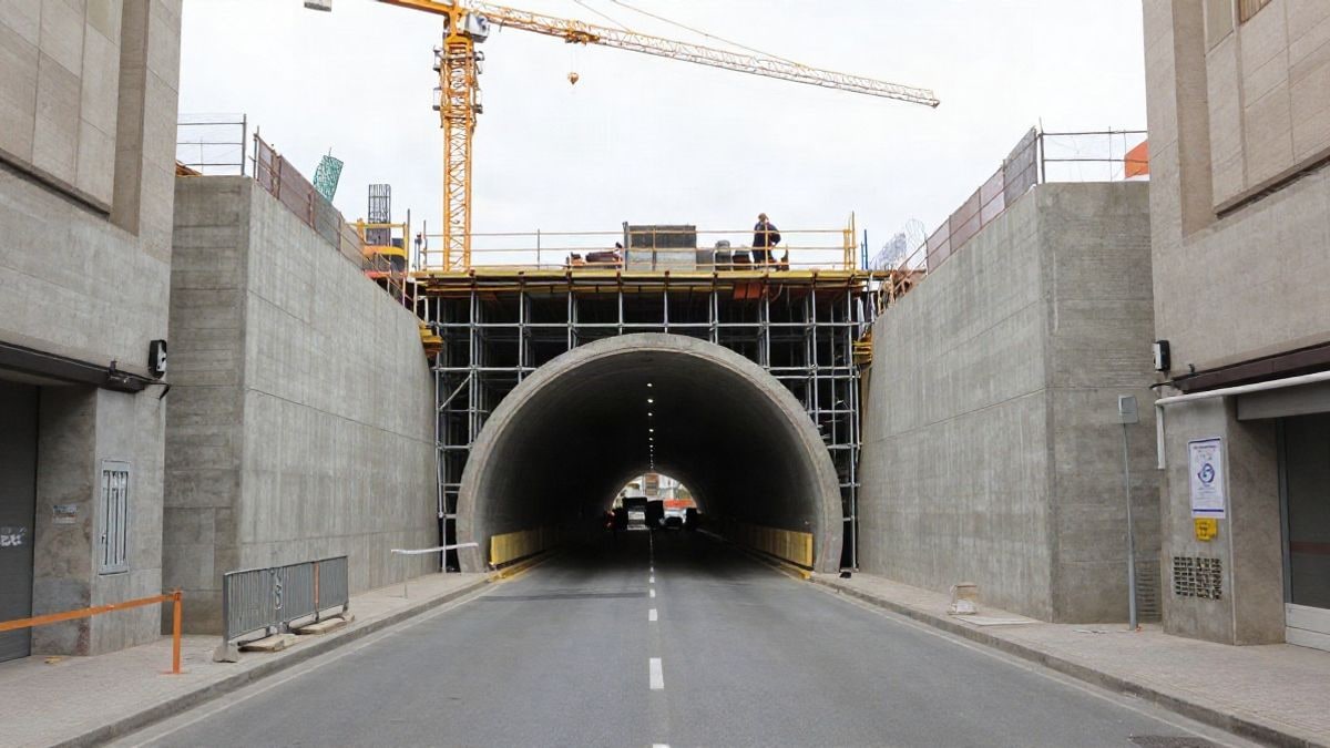 Imagen ilustrativa: pozo de ataque de una tuneladora en una avenida urbana con andamios y barreras de obra