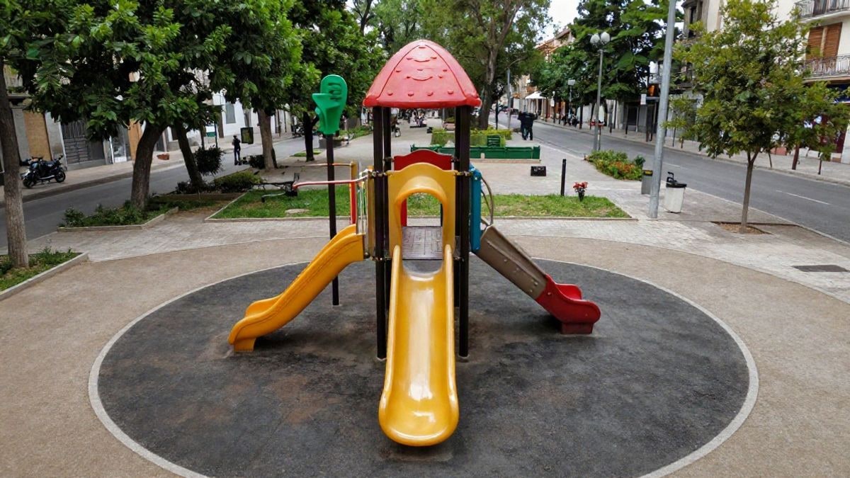 Imagen ilustrativa: vista cenital de un parque infantil con un tobogán grande y zonas verdes