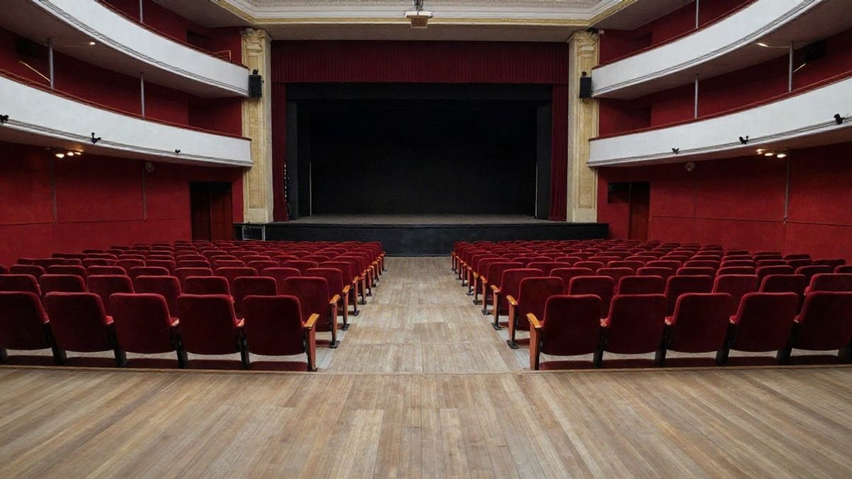 Imagen ilustrativa: escenario vacío de un teatro con butacas al fondo