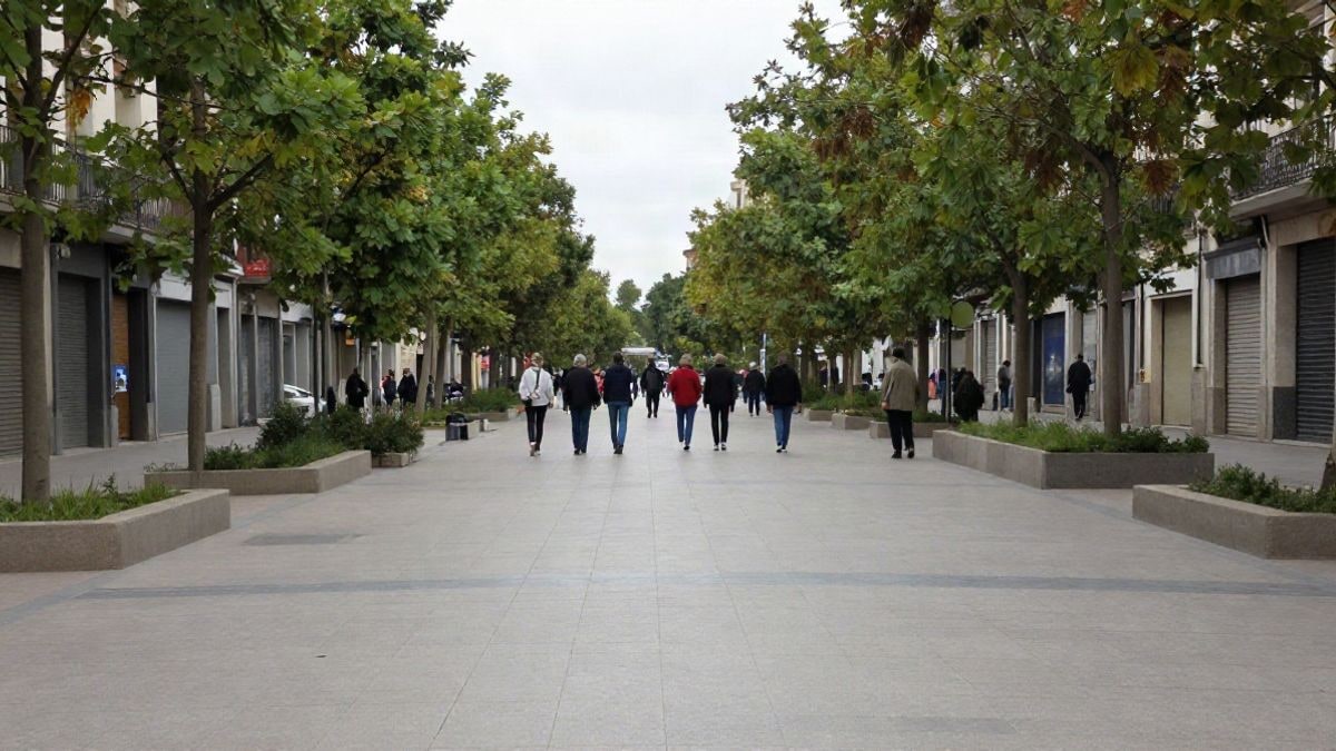 Imagen ilustrativa: un bulevar peatonal urbano con arbolado y aceras, visto a pie de calle