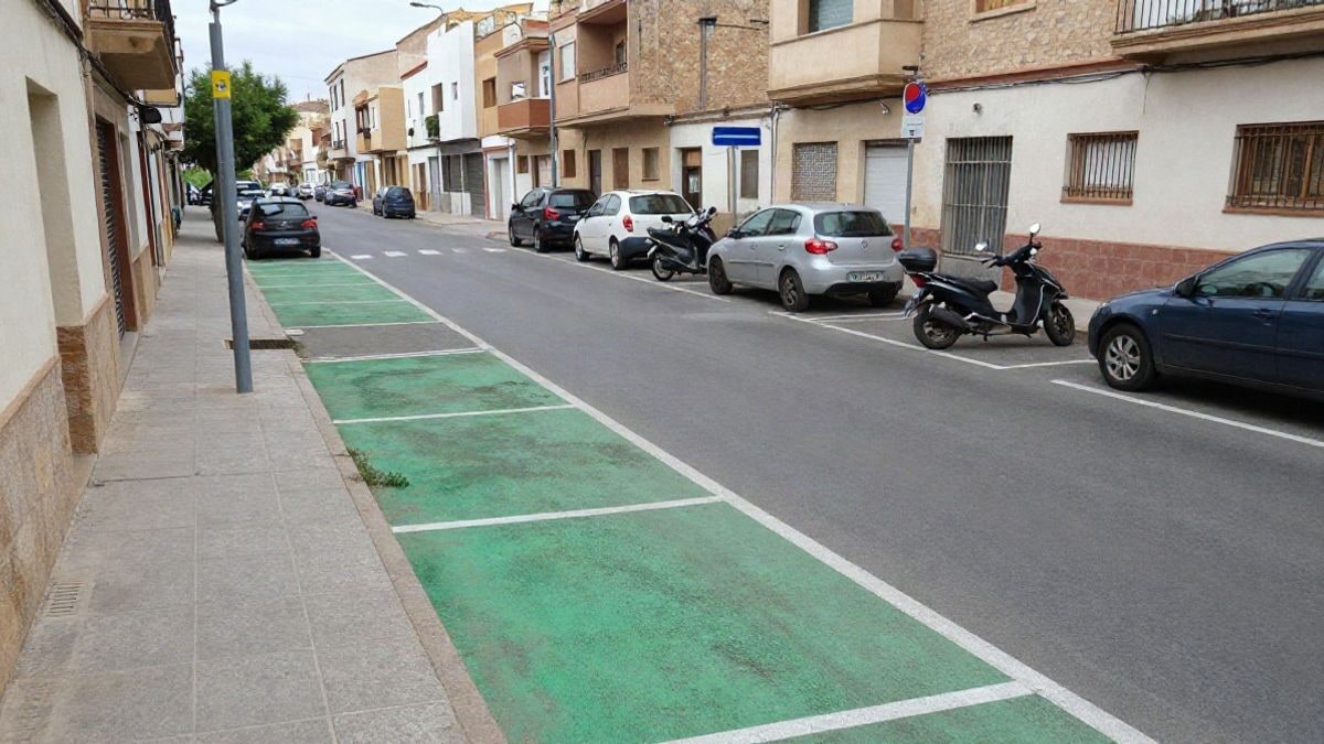 Imagen ilustrativa: calle residencial con plazas de aparcamiento pintadas de verde en el bordillo