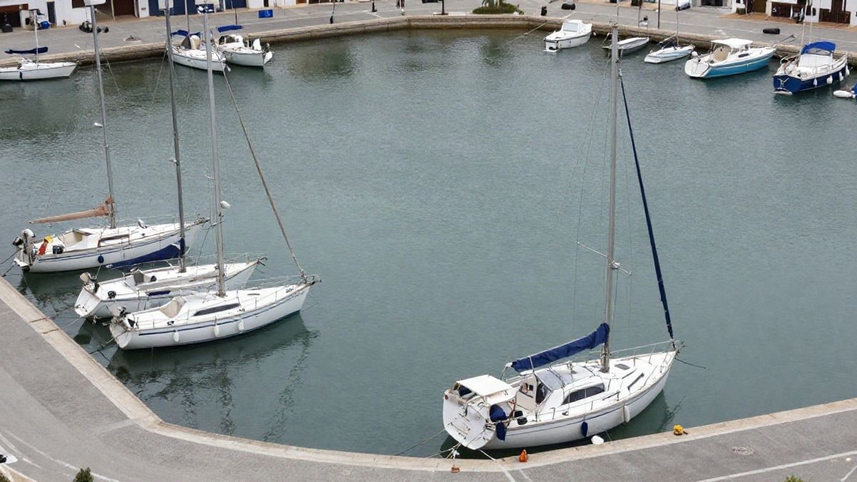 Imagen ilustrativa: vista cenital de un puerto deportivo con veleros amarrados en los pantalanes