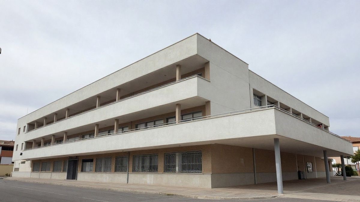 Imagen ilustrativa: ángulo bajo de un edificio escolar moderno con cielo despejado
