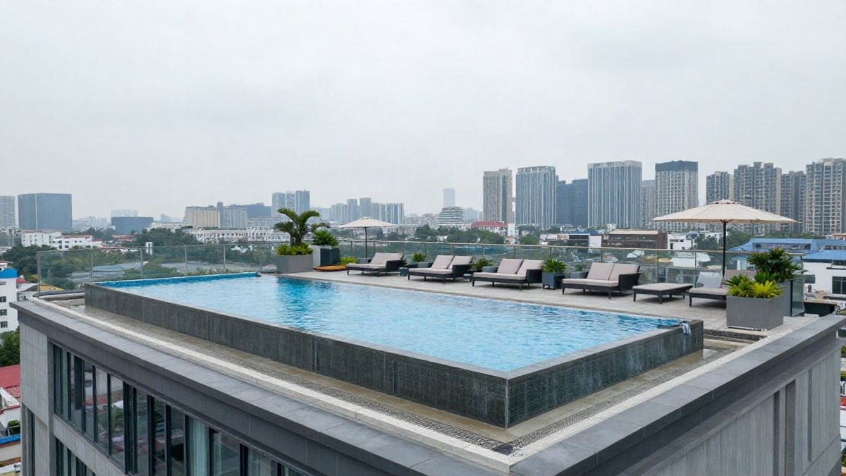 Imagen ilustrativa: una azotea con piscina y vistas al skyline de Barcelona, similar a la del ático descrito en la noticia.