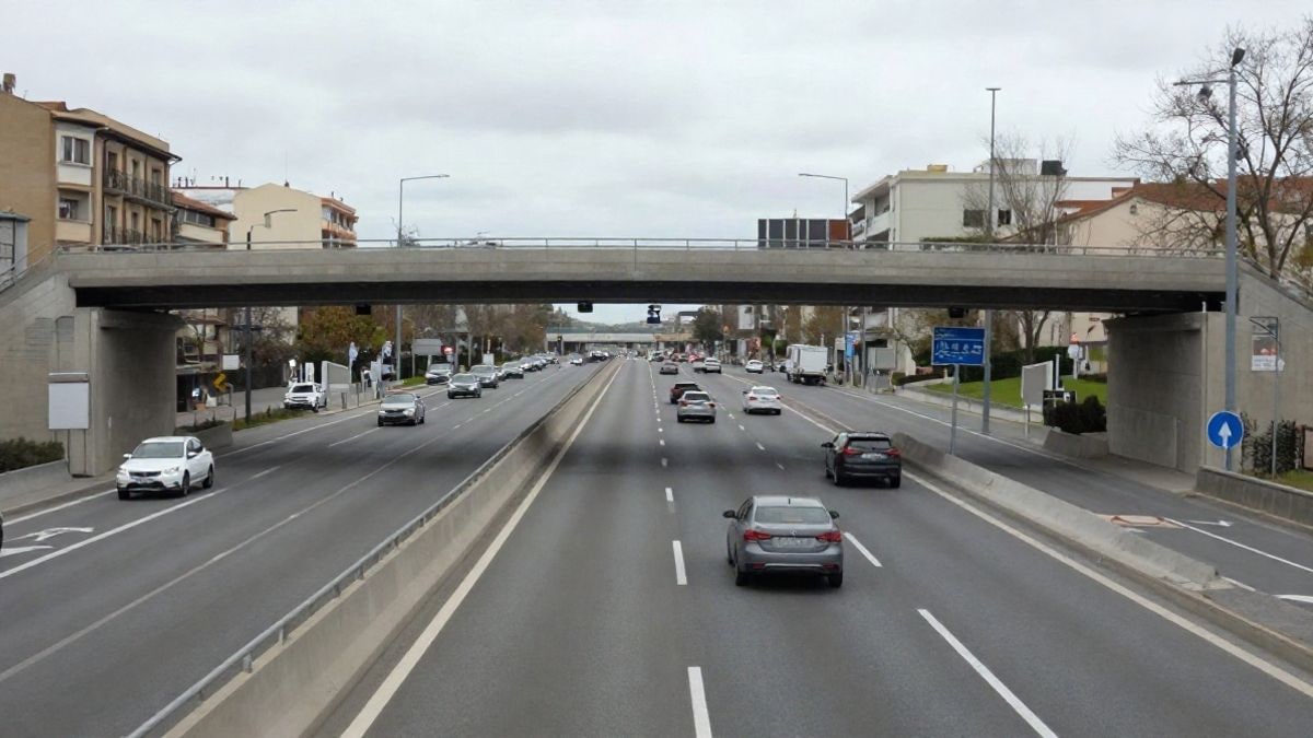Imagen ilustrativa: vista de una autovía urbana con tráfico fluido y cielo nublado.