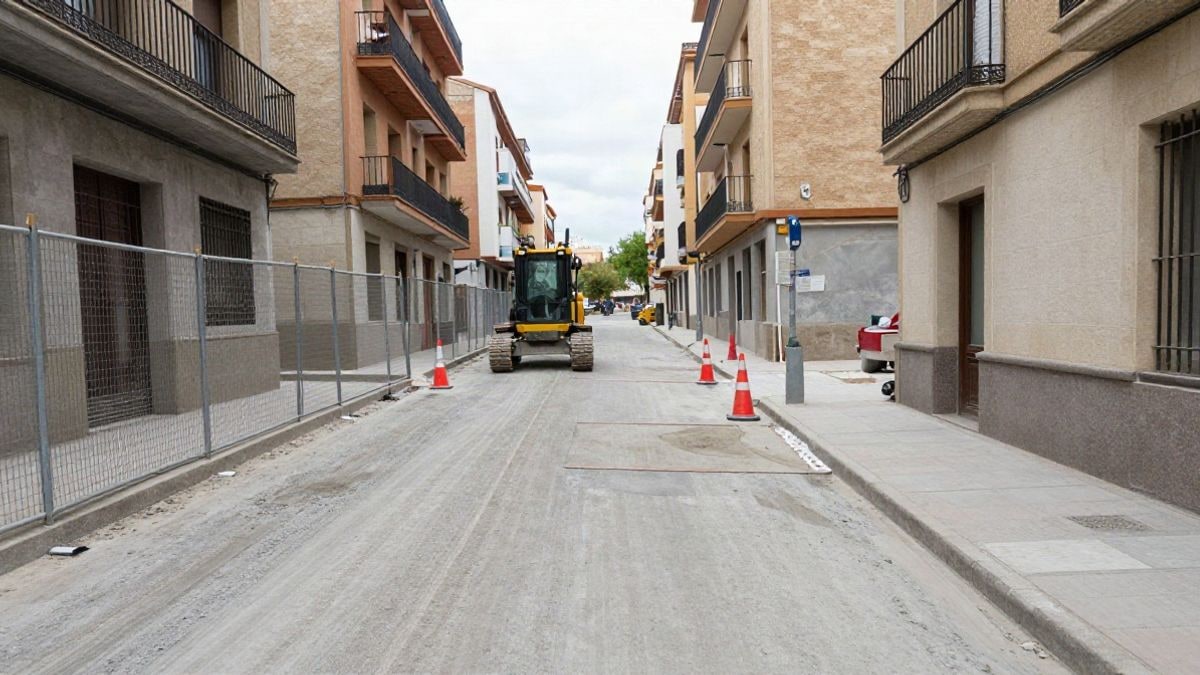 Imagen ilustrativa: calle en obras con vallas, conos y una acera en ampliación