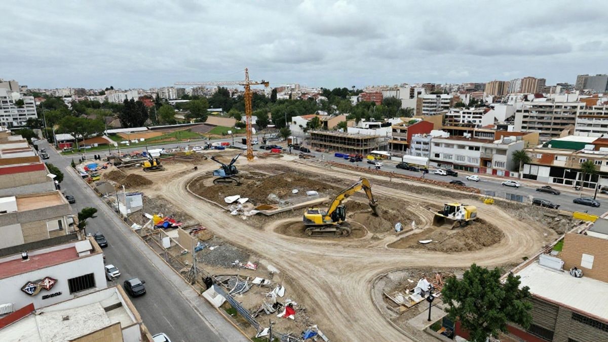 Imagen ilustrativa: vista aérea de una gran obra de urbanización con maquinaria y grúas en un entorno urbano.