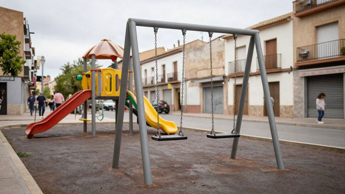 Imagen ilustrativa: un parque infantil con columpios y toboganes nuevos, visto de lado