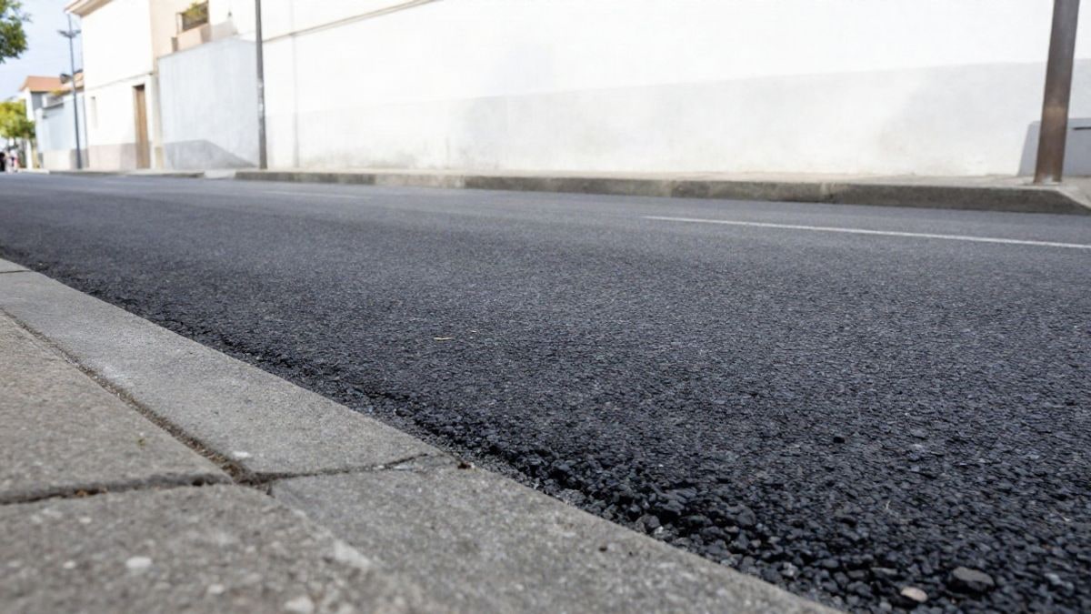 Imagen ilustrativa: ángulo bajo de una calle recién asfaltada con cielo despejado