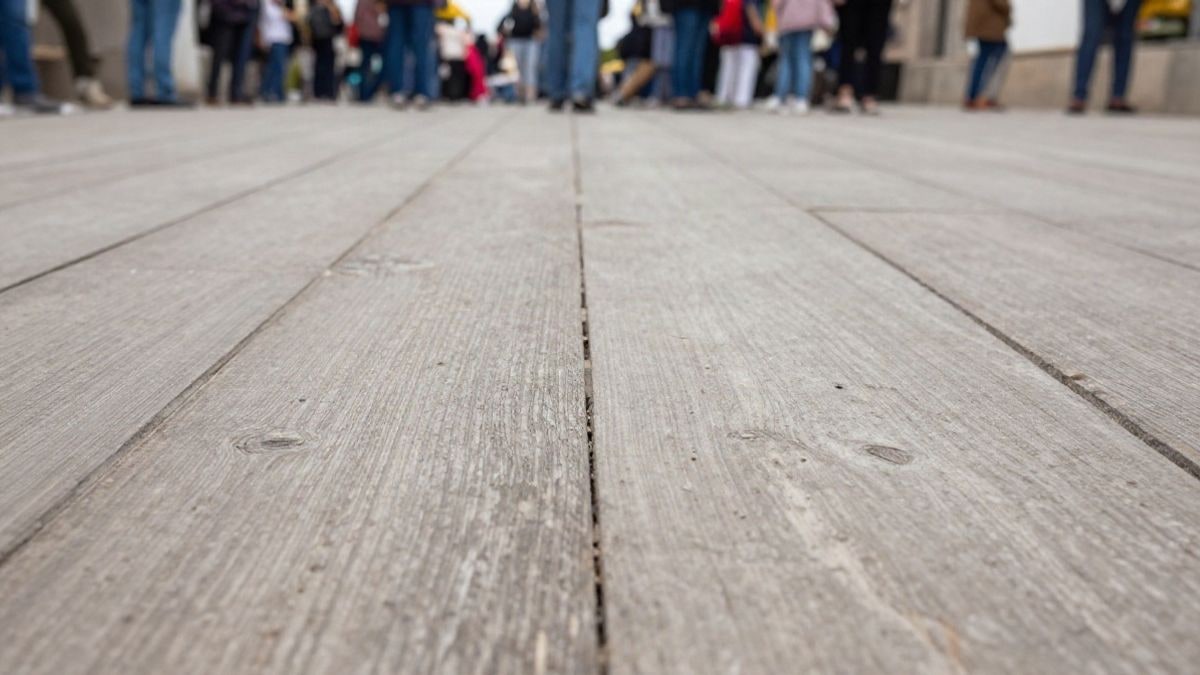 Imagen ilustrativa: detalle de textura de madera o hormigón en un espacio comunitario