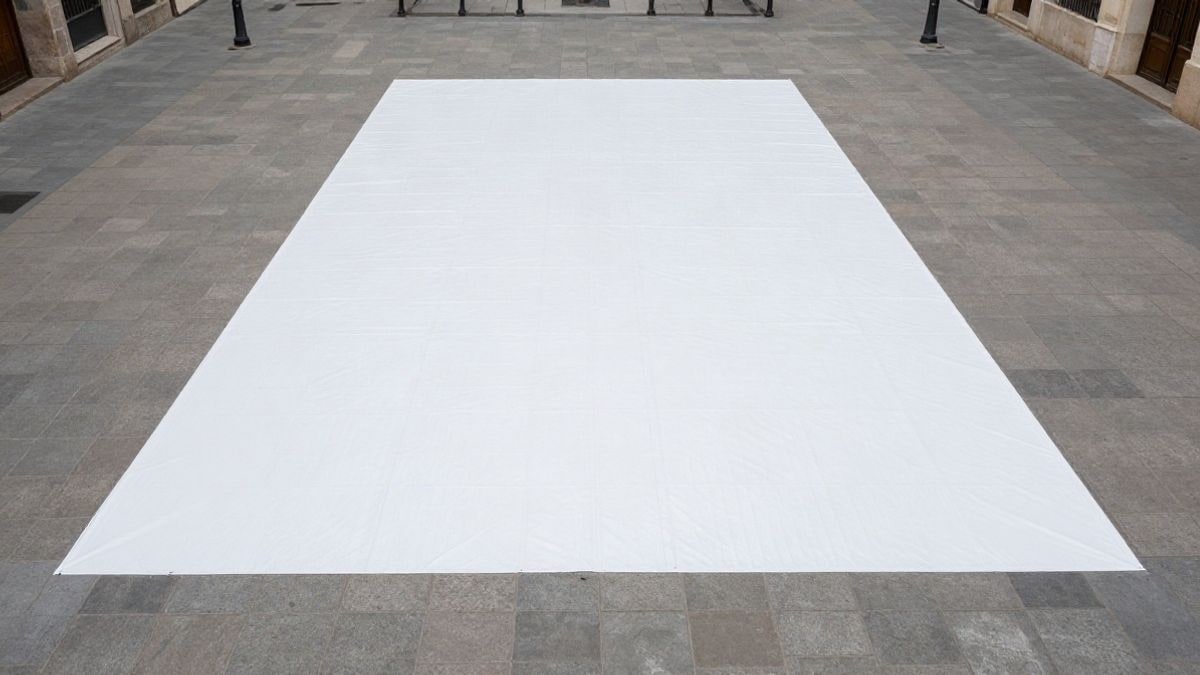 Imagen ilustrativa: vista cenital de una plaza pública con elementos blancos en el suelo