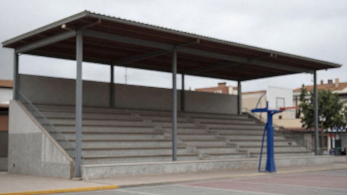 Imagen ilustrativa: interior de un pabellón deportivo municipal con gradas vacías y una canasta de baloncesto