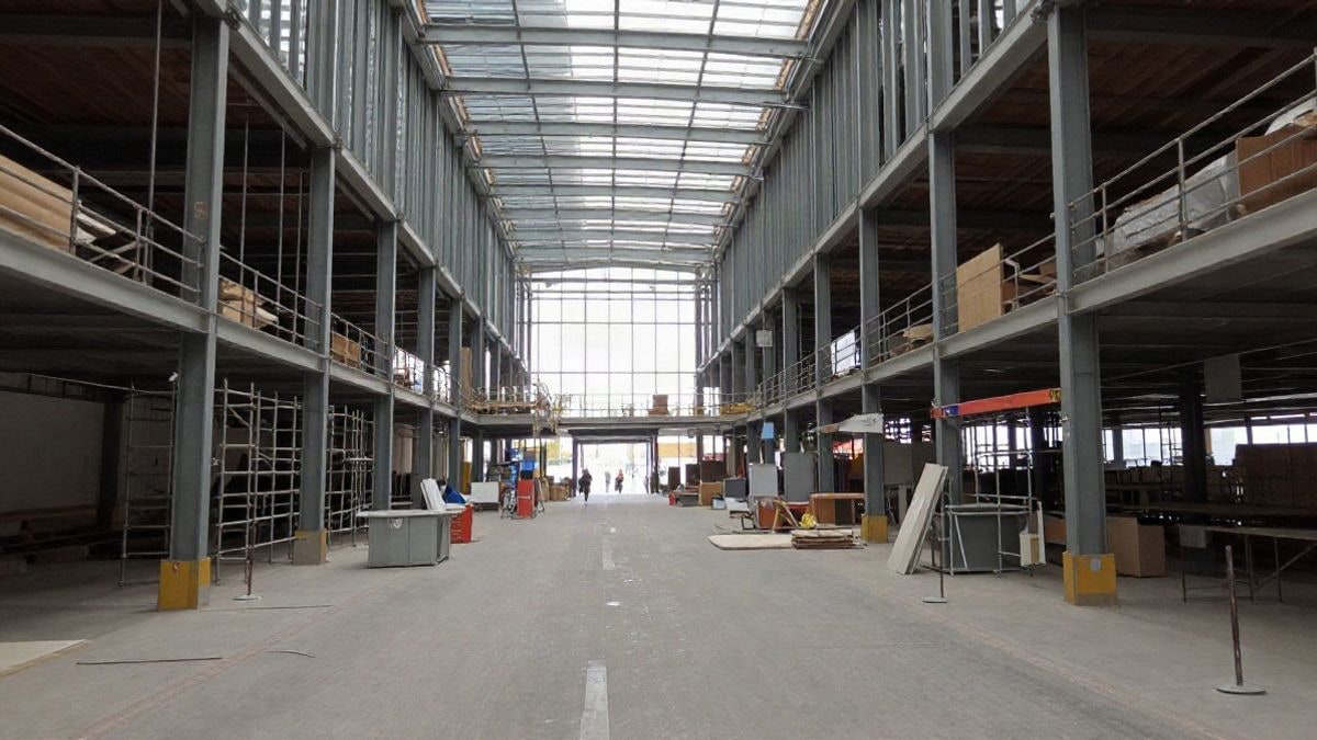 Imagen ilustrativa: interior de un mercado municipal en obras con andamios y grandes ventanales